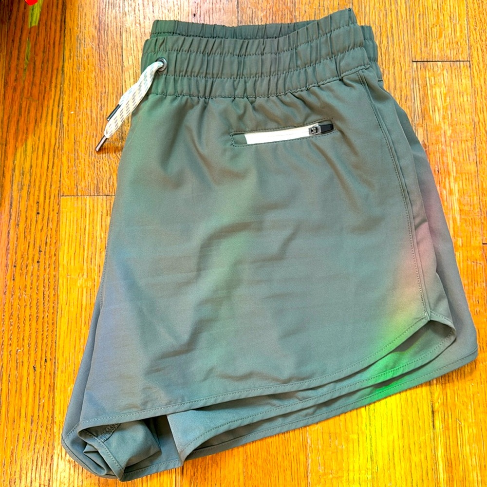 Vuori Shorts size L worn once